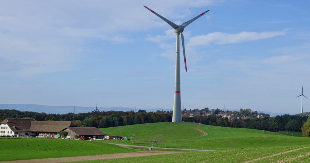 Eolienne des Saugealles, avec Froideville en arrière plan