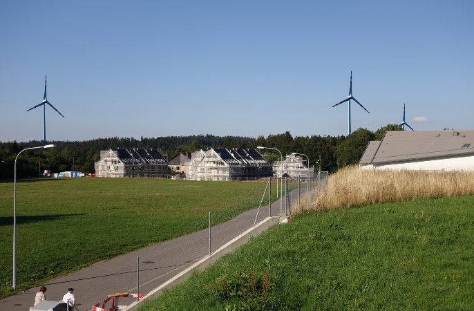 Vue sur les Résidences du Golf de Par Roman, sur la fondation NetAge, et sur le parc éolien Eoljorat SUD.